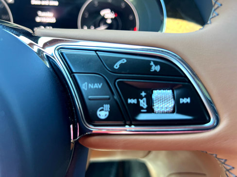 Used 2023 Bentley Bentayga image 45