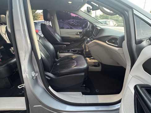 Used 2020 Chrysler Pacifica Touring-L image 13