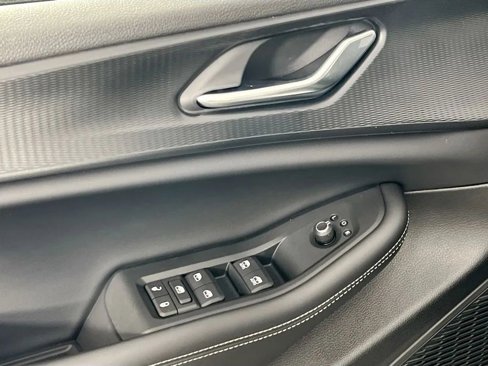 New 2025 Jeep Grand Cherokee L Laredo image 18
