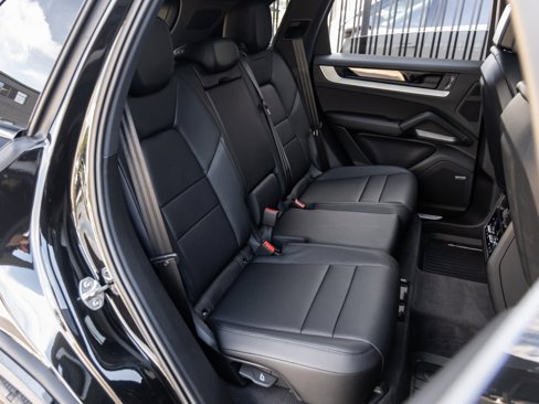 Used 2025 Porsche Cayenne image 37