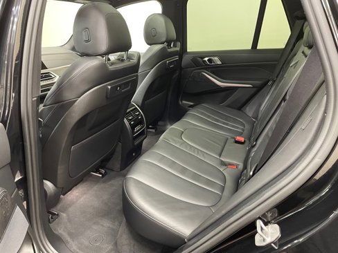Used 2022 BMW X5 xDrive40i w/ M Sport Package image 11