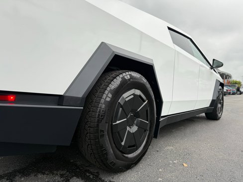 Used 2024 Tesla Cybertruck AWD Crew Cab image 9