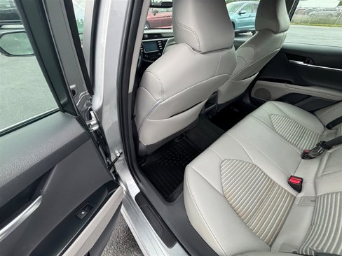 Used 2018 Toyota Camry image 16