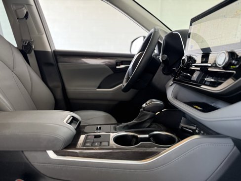 Used 2024 Toyota Highlander Limited image 56