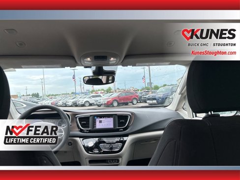 Used 2023 Chrysler Voyager LX image 42
