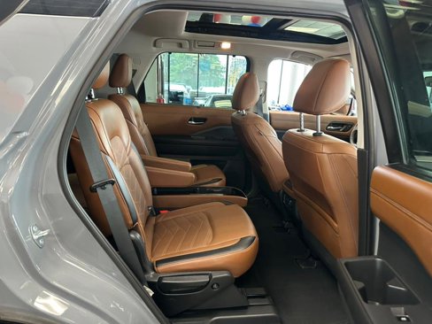 Used 2023 Nissan Pathfinder Platinum w/ Black Appearance Package image 31