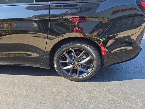 New 2026 Chrysler Pacifica Limited w/ S Appearance Package image 12