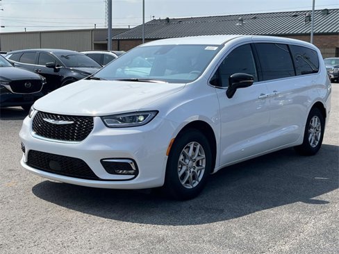 New 2025 Chrysler Pacifica Select image 3