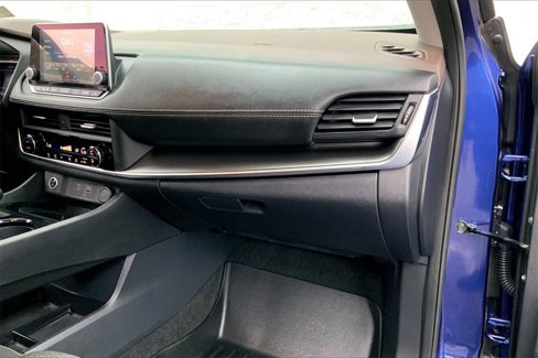 Used 2023 Nissan Rogue SV image 16