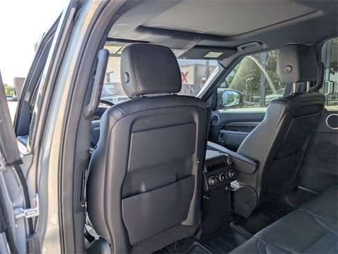 Used 2020 Land Rover Discovery HSE image 14