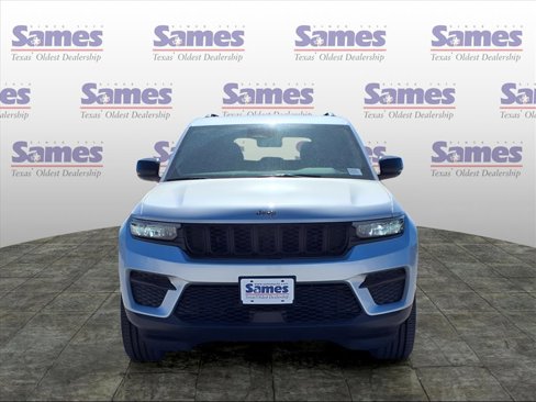 New 2025 Jeep Grand Cherokee Altitude image 2