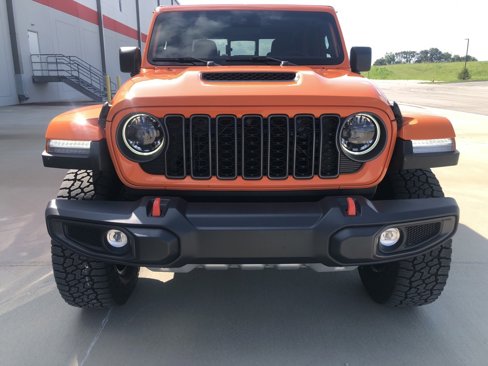 Used 2025 Jeep Gladiator Mojave w/ Convenience Group image 2