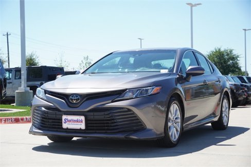 Used 2018 Toyota Camry LE image 3