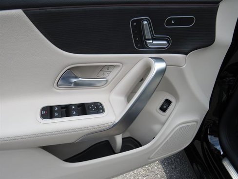 Used 2025 Mercedes-Benz CLA 250 4MATIC image 9
