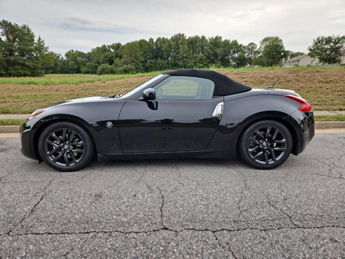 Used 2018 Nissan 370Z Touring image 2