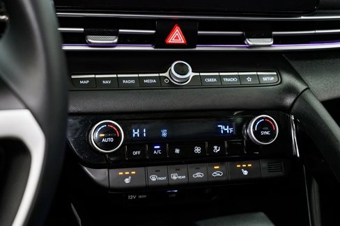Used 2025 Hyundai Elantra SEL image 18
