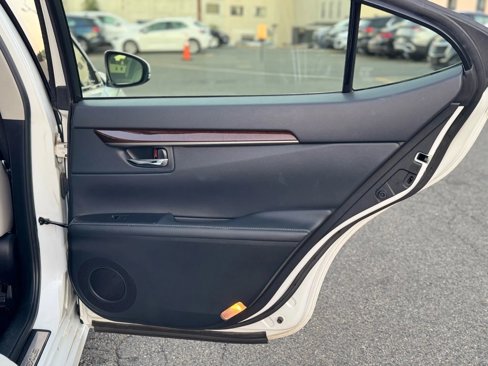 Used 2015 Lexus ES 350 image 19