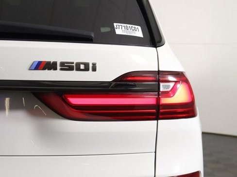 Used 2022 BMW X7 M50i image 21