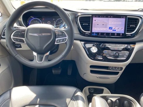 Used 2024 Chrysler Pacifica Touring-L image 7
