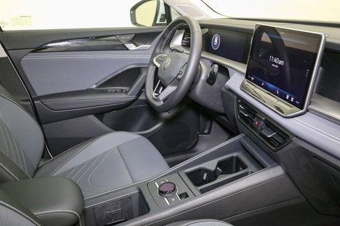 New 2025 Volkswagen Tiguan SE image 16