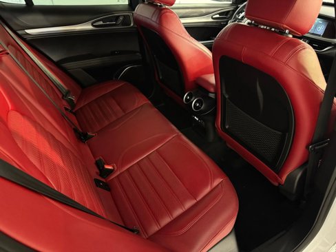 Used 2022 Alfa Romeo Stelvio Veloce image 40