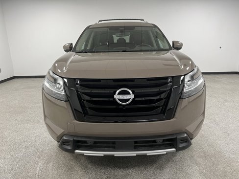 Used 2024 Nissan Pathfinder Platinum image 3