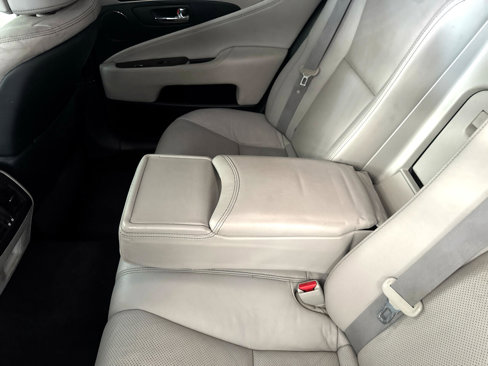 Used 2016 Lexus LS 460 w/ Comfort Package image 36