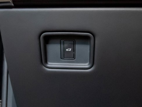 Used 2025 Land Rover Range Rover SV image 11
