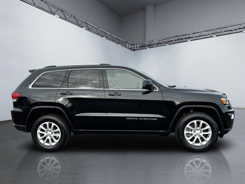 Used 2021 Jeep Grand Cherokee Laredo image 3