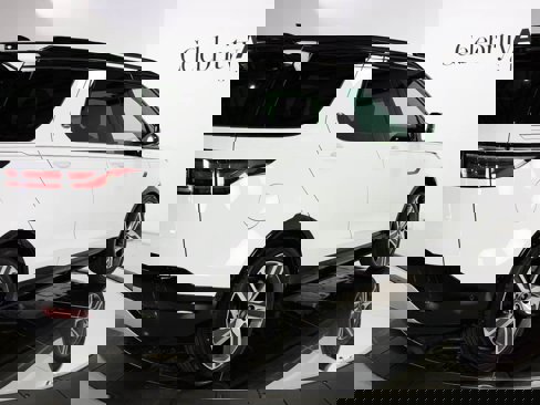 Used 2024 Land Rover Discovery Metropolitan Edition image 21