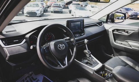 Used 2021 Toyota RAV4 XLE Premium image 2