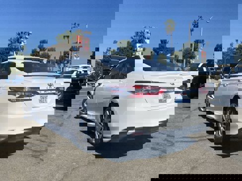 Used 2018 Toyota Camry LE image 5