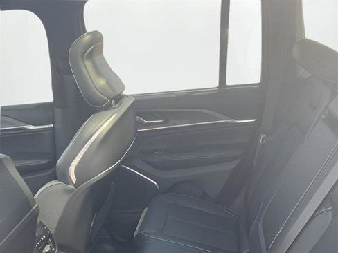 Used 2023 Jeep Grand Cherokee Overland w/ Luxury Tech Group IV image 16