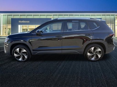 Certified 2025 Volkswagen Taos SE image 7
