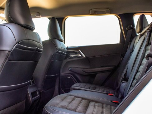 New 2025 Mitsubishi Outlander SE image 34