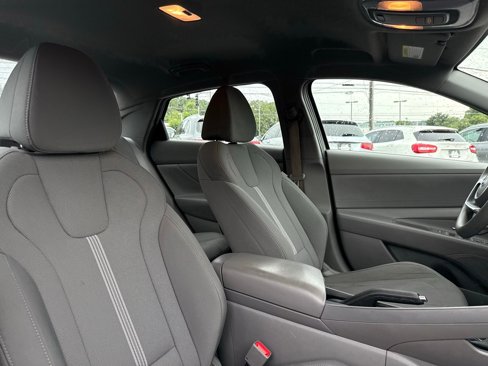 Used 2021 Hyundai Elantra SE image 34
