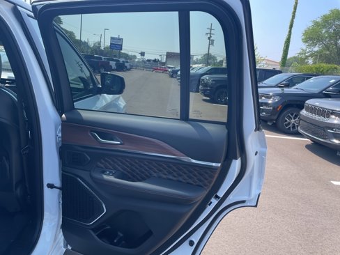 New 2025 Jeep Grand Cherokee Summit image 16