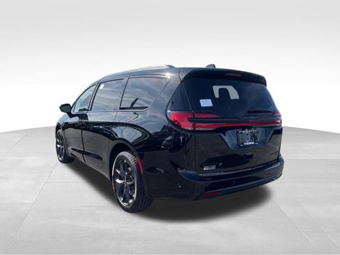 New 2026 Chrysler Pacifica Limited w/ Uconnect Theater Family Group image 3