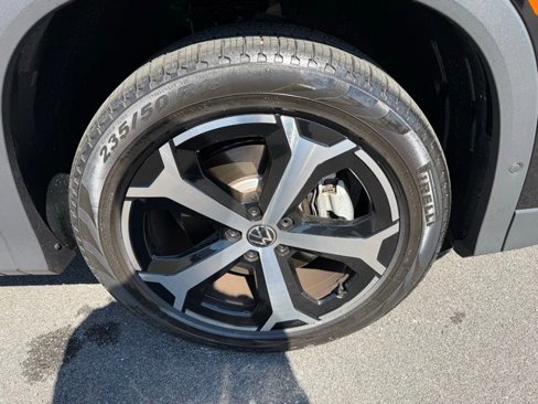 Certified 2025 Volkswagen Tiguan SE image 34