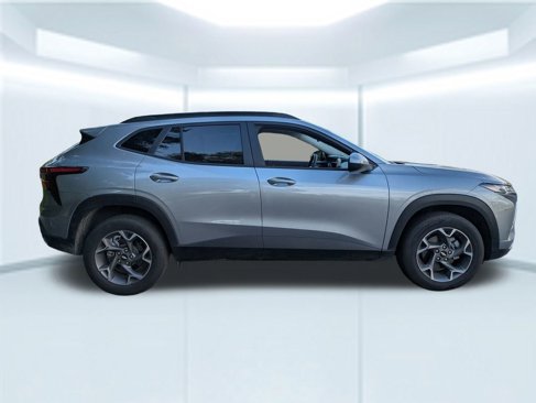 Used 2025 Chevrolet Trax LT image 7