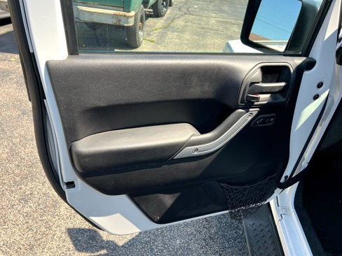 Used 2014 Jeep Wrangler Unlimited Sahara image 8