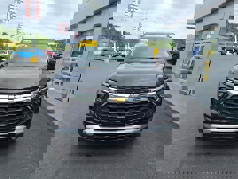 Used 2024 Chevrolet TrailBlazer LT w/ LT Cold Weather Package image 2