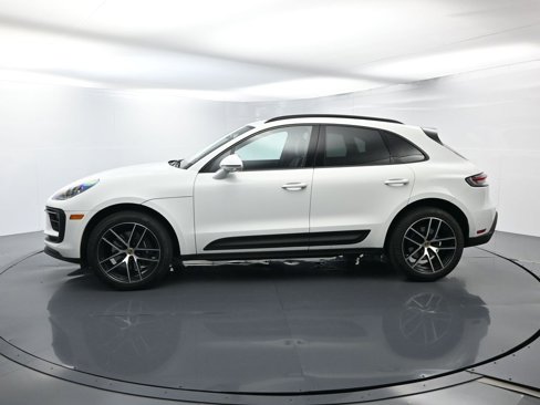 Certified 2025 Porsche Macan image 2
