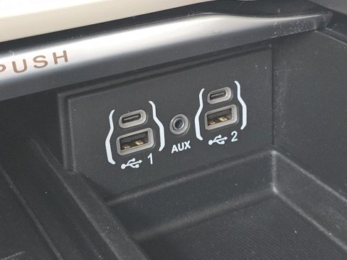 Used 2023 Chrysler Pacifica Limited image 13