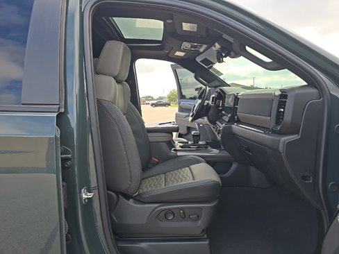 Used 2025 Chevrolet Silverado 1500 ZR2 w/ Technology Package image 17