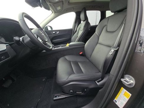 Certified 2025 Volvo XC60 B5 Plus image 5