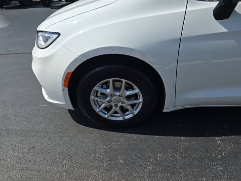 New 2026 Chrysler Pacifica Select image 13