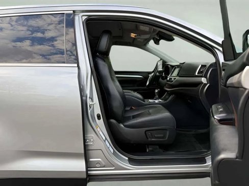 Used 2019 Toyota Highlander XLE image 26