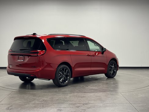 New 2026 Chrysler Pacifica Limited w/ S Appearance Package image 8