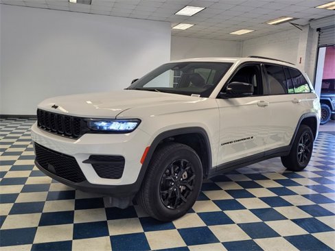Used 2024 Jeep Grand Cherokee Altitude image 3